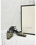 รองเท้าส้นกลาง GUCCI GG Slingback ขนาด 37.5 ทำจากผ้าแคนวาสสีน้ำเงิน-เบจ ผสมหนังลูกวัว